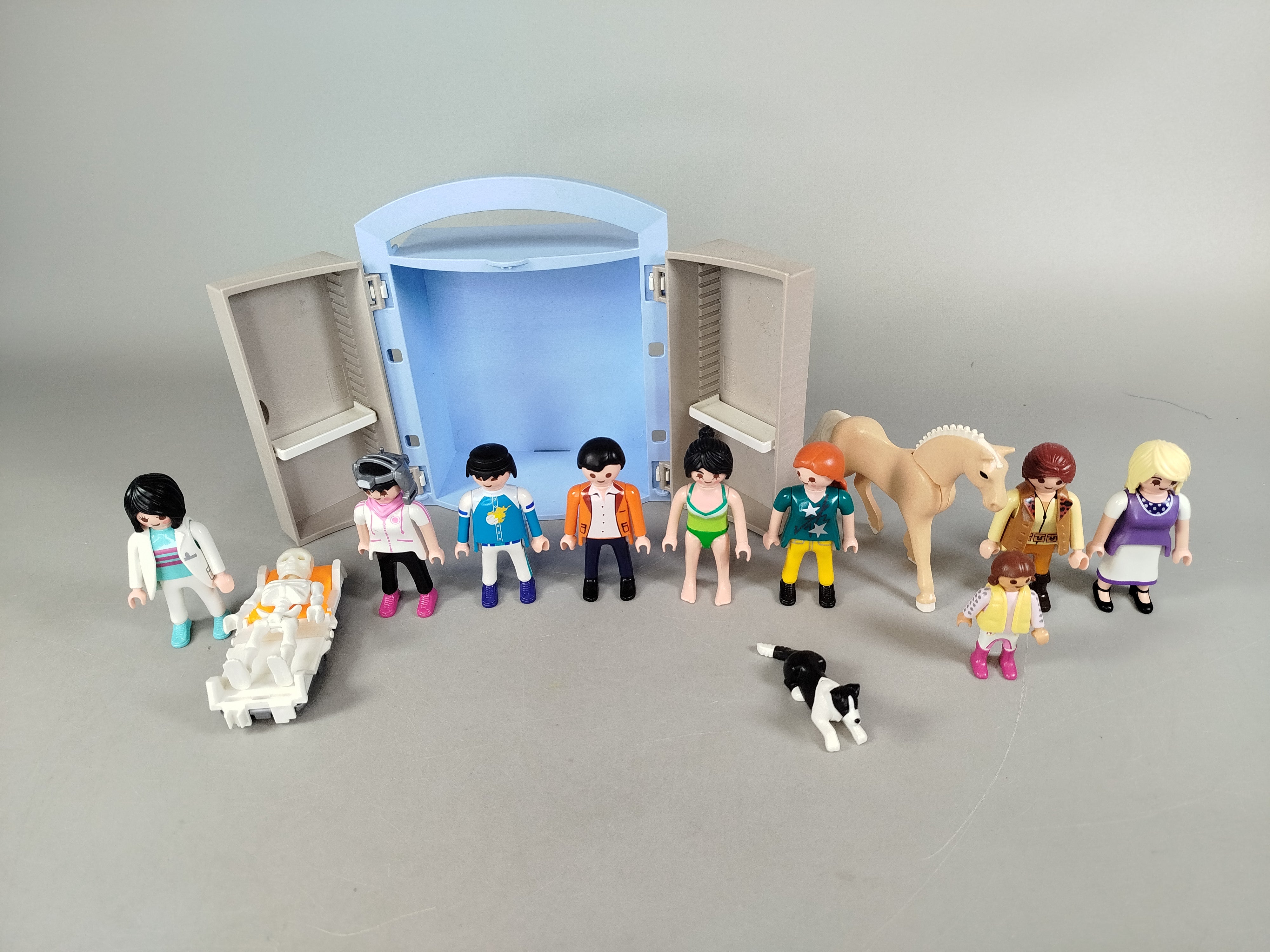 Playmobil Figuren-Set – 10 Figuren mit Pferd, Hund & Aufbewahrungsbox
